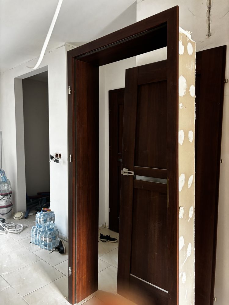 Drzwi wewnętrzne porta z oscieżnicą do odbioru już