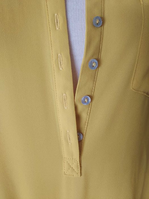 Top túnica amarelo com botões em madrepérola