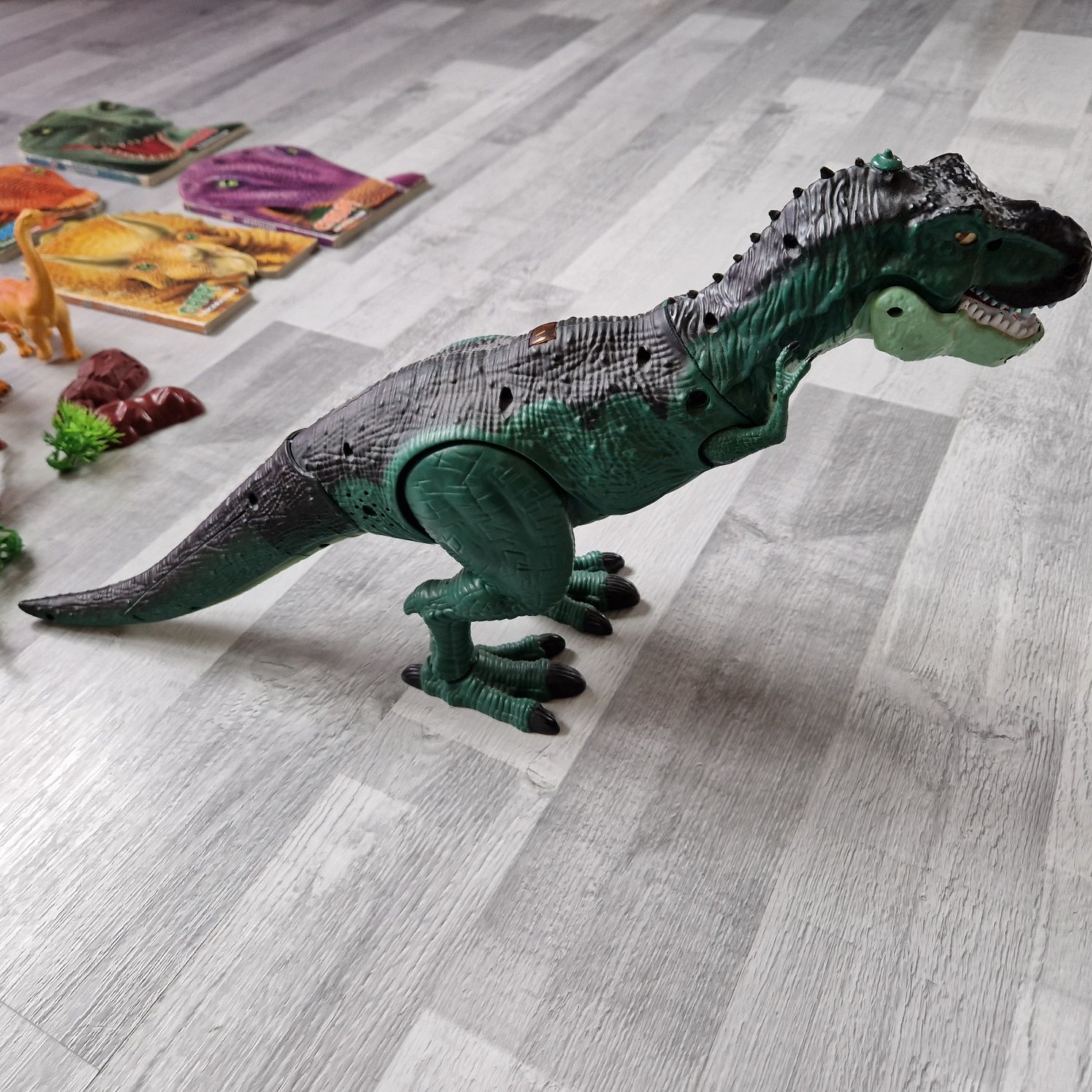 Zestaw dinozaurów, dinozaur chodzący, ryczący, książki o dinozaurach