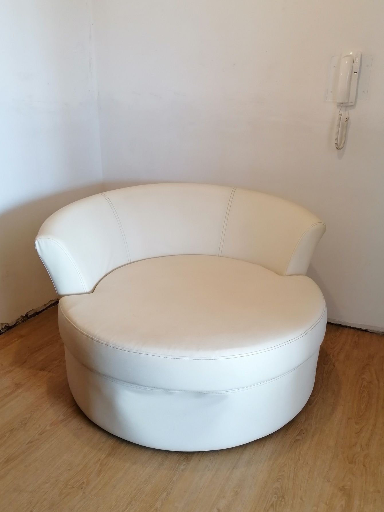 Sofá redondo cor branco creme cru Area Store