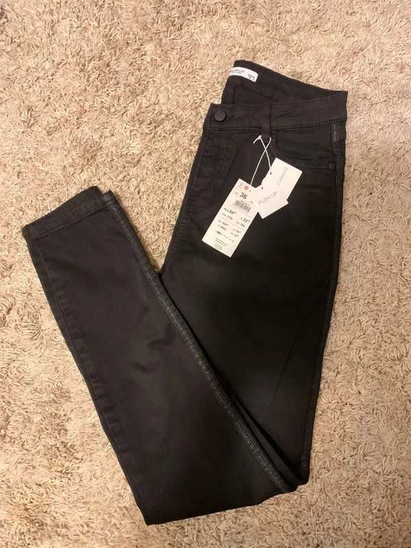 Czarne nowe jeansy push up Reserved