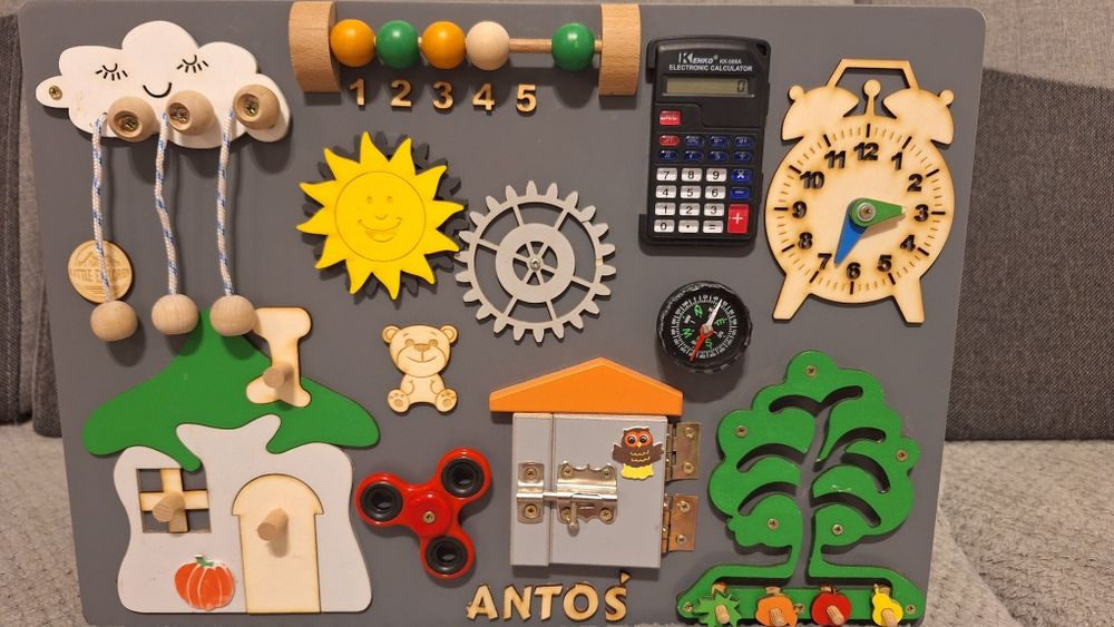 Tablica sensoryczna-manipulacyjna dla Antka