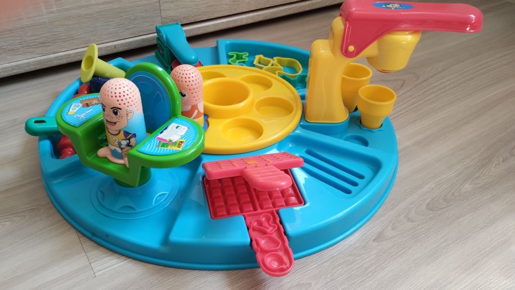 Stoliczek do zabawy ciastoliną PlayDoh