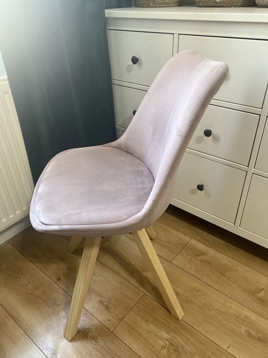 Różowe krzesło tapicerowane z aksamitnym welurem Actona