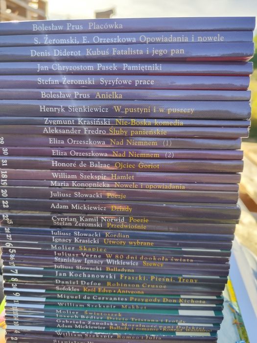 Książki widoczne na zdjeciu