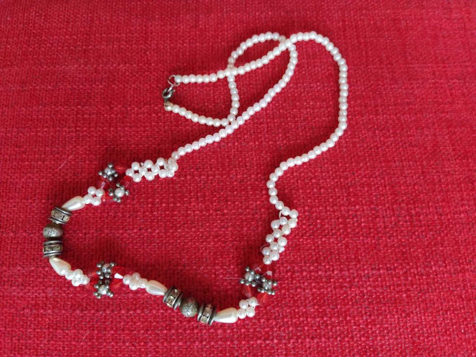 Colar de Missangas e Metal pérola e vermelho