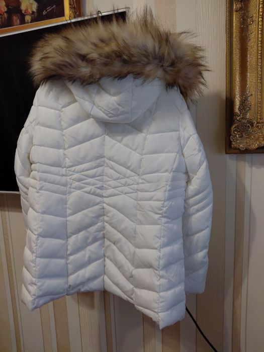 Продам женскую белую куртку