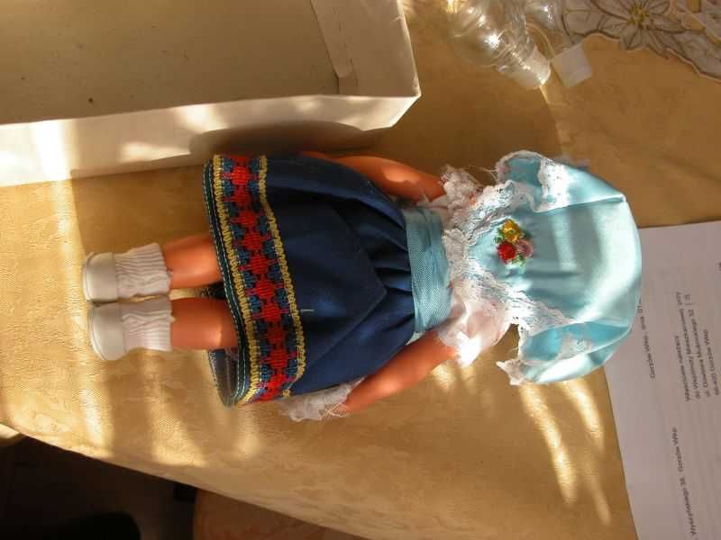 stara lalka w stroju ludowym