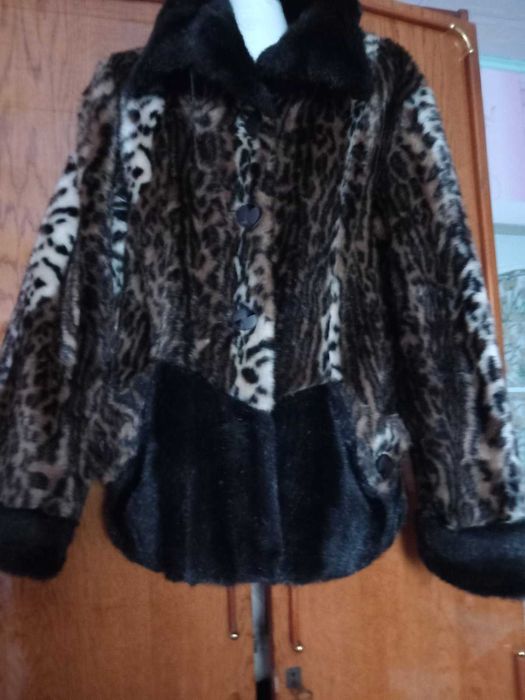 Стильна красива тепла жіноча шубка б.у р 48-50- ціна 640грн