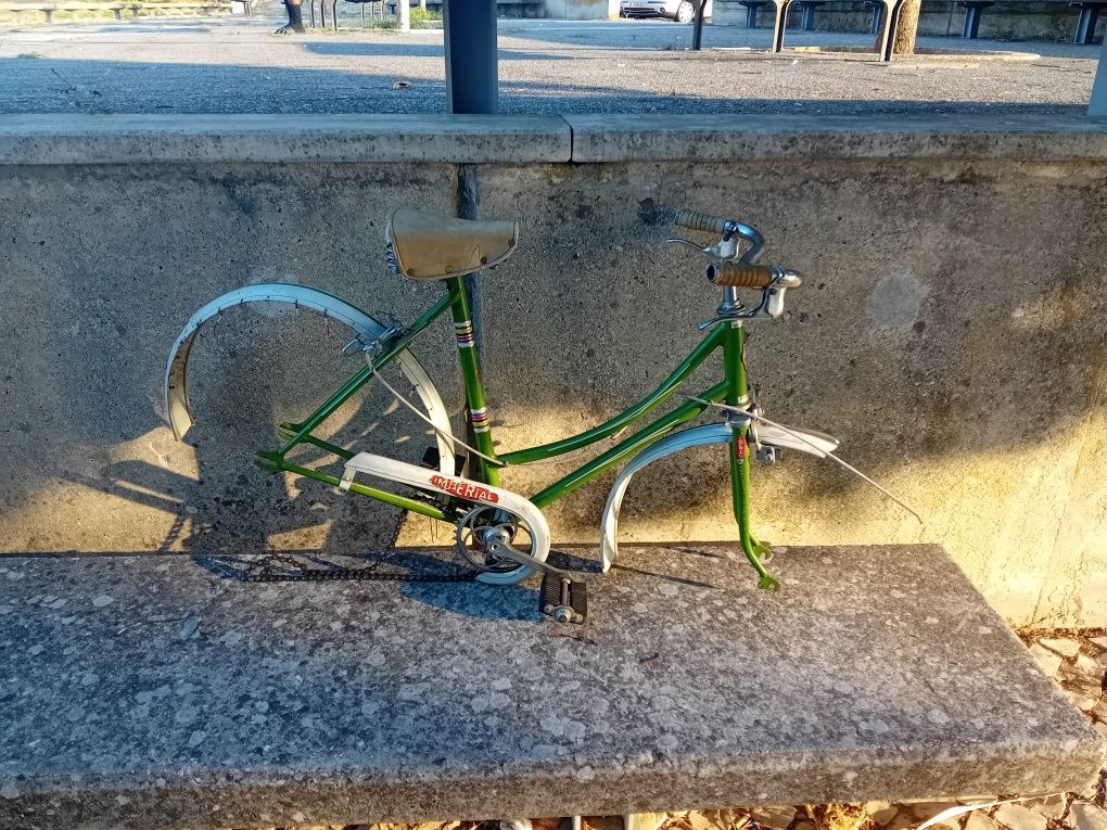 Bicicleta antiga para restaurar