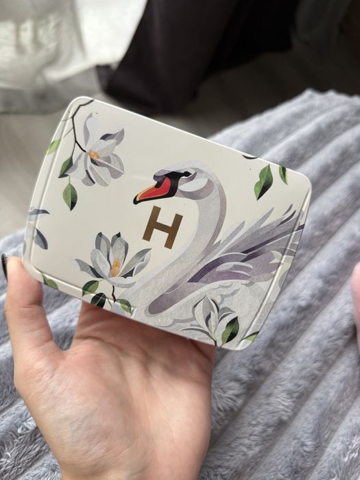 Hourglass палетка лебідь 2025