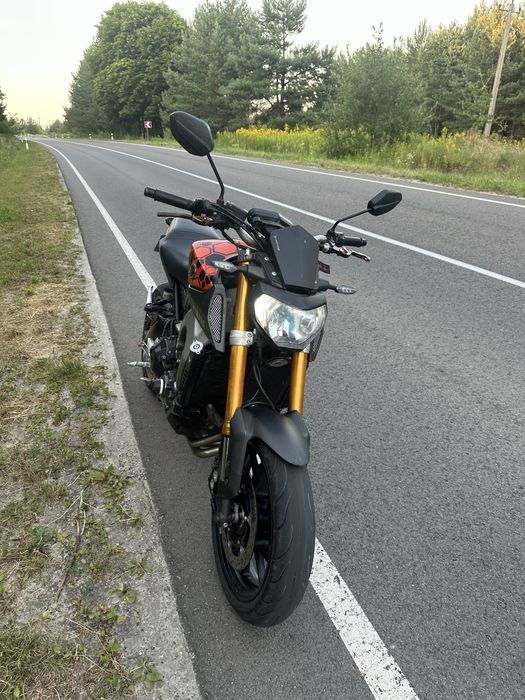 Yamaha MT-09 . . .