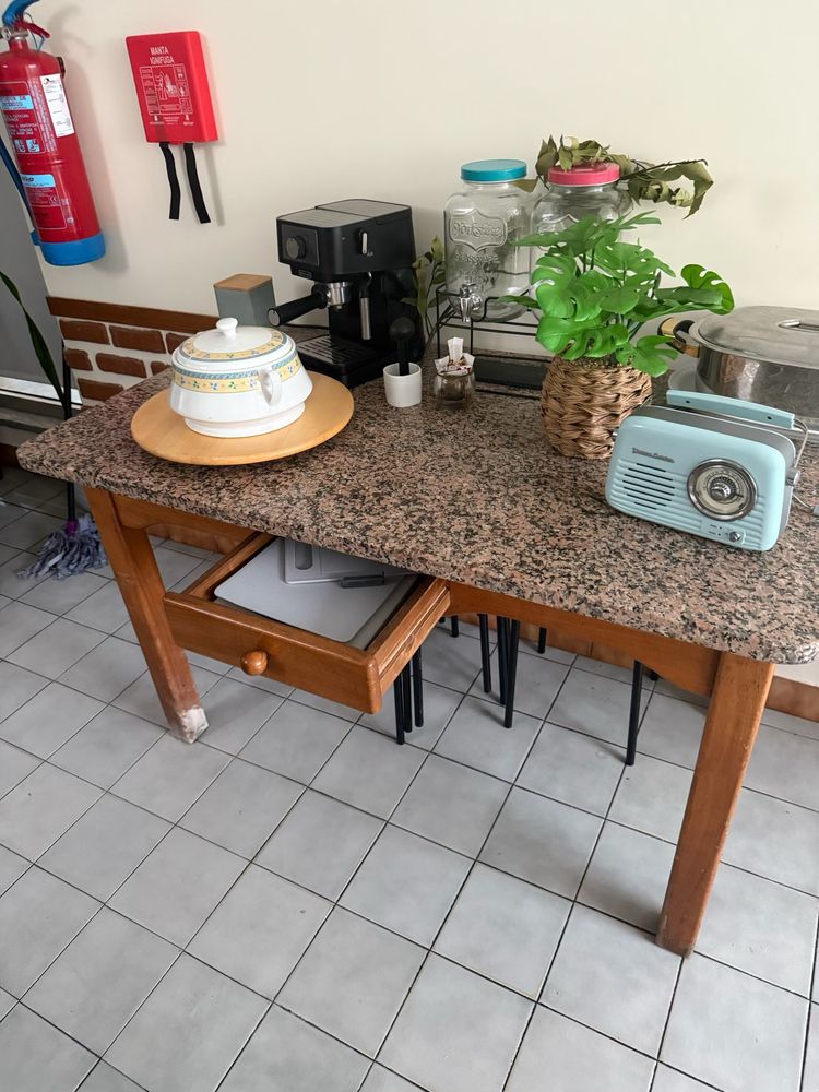 Mesa com tampo em marmore