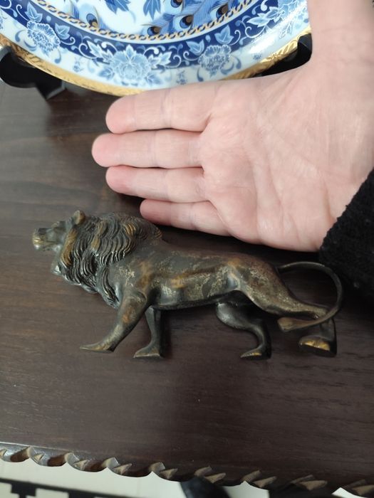 Pisa papéis antigo em metal.