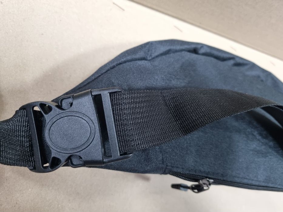 Czarna saszetka 4 kieszenie pojemna