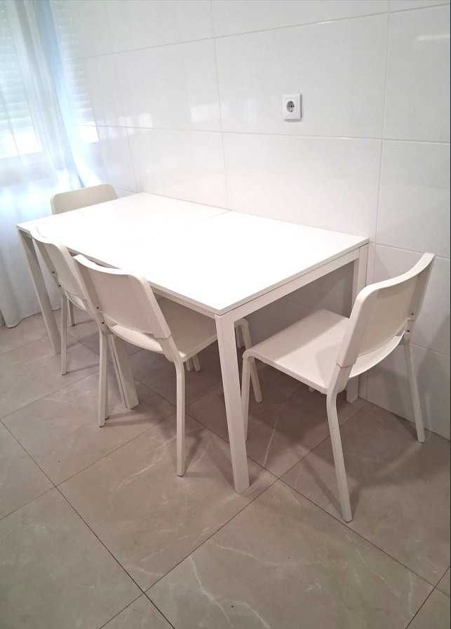 Quarto Moscavide linha vermelha janela interior so meninas Girls only