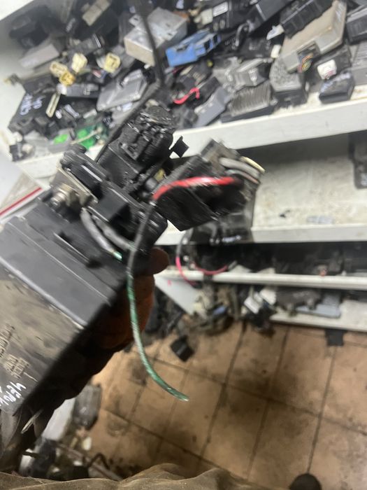 Джип чероки год 98 Корпус предохранителей в сборе под капотом