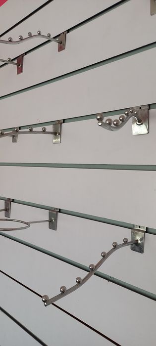 Prateleiras de vidro e cabides, para painel multisistema para loja