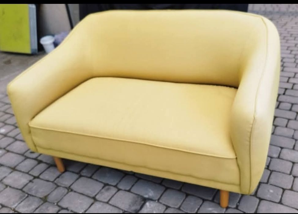Sofa dwuosobowa.