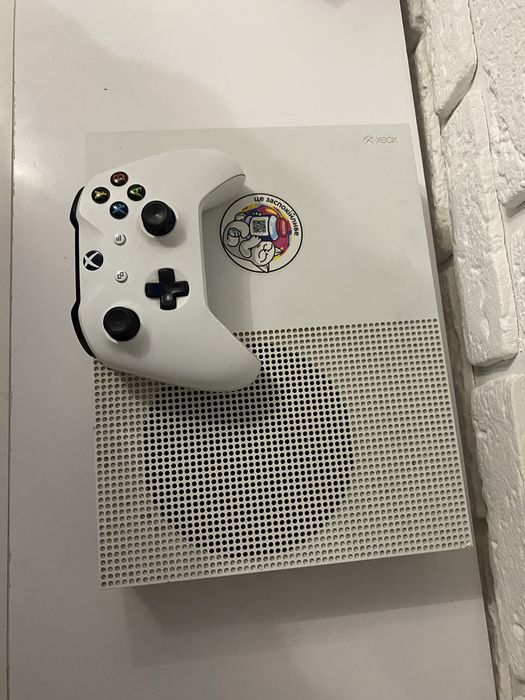 Продам xbox one s в не плохом за свое время работы состоянии