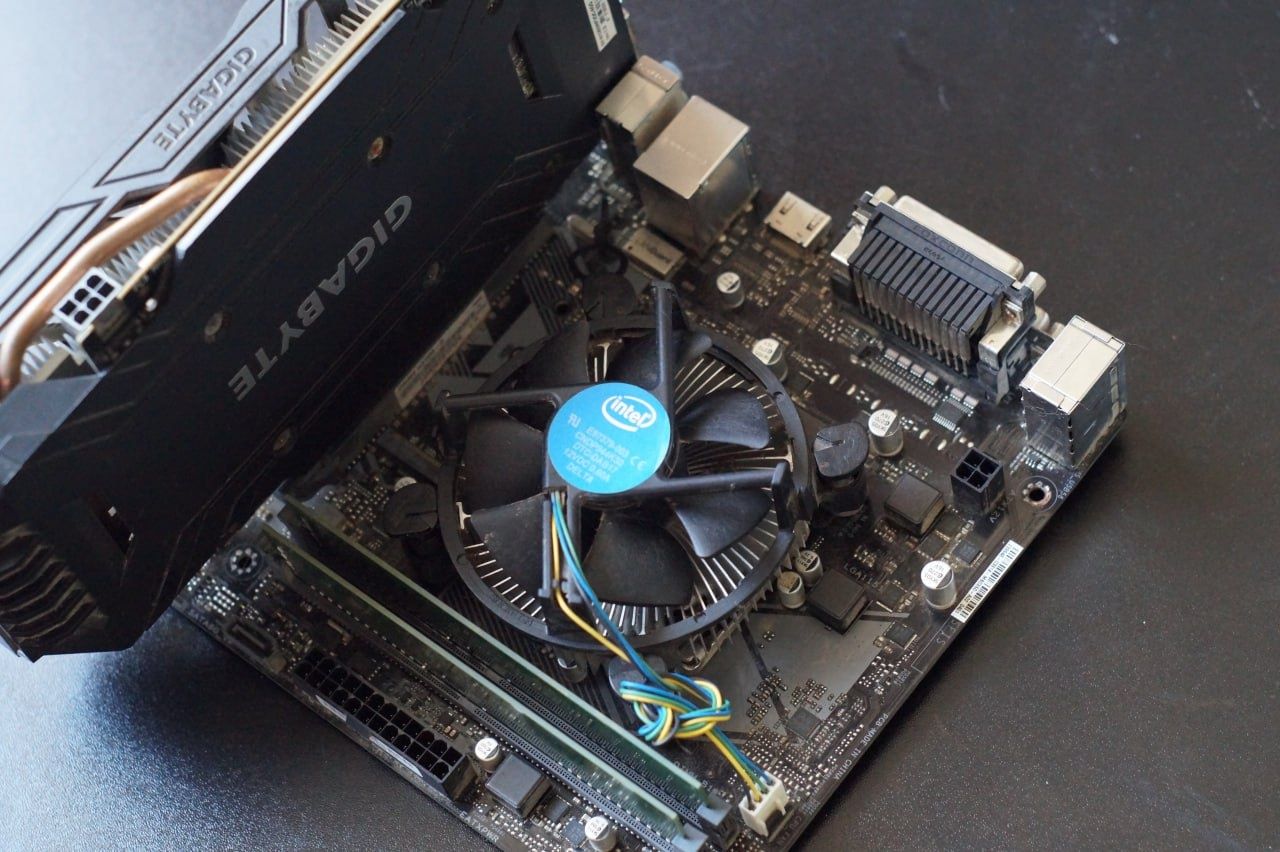 Intel core i5-9400f з материнською платою, відеокартою 1060 і пам'ят