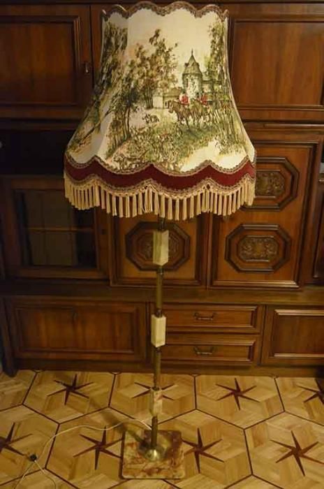 Lampa marmurowa . Abażur z motywem z angielskiego konnego polowania