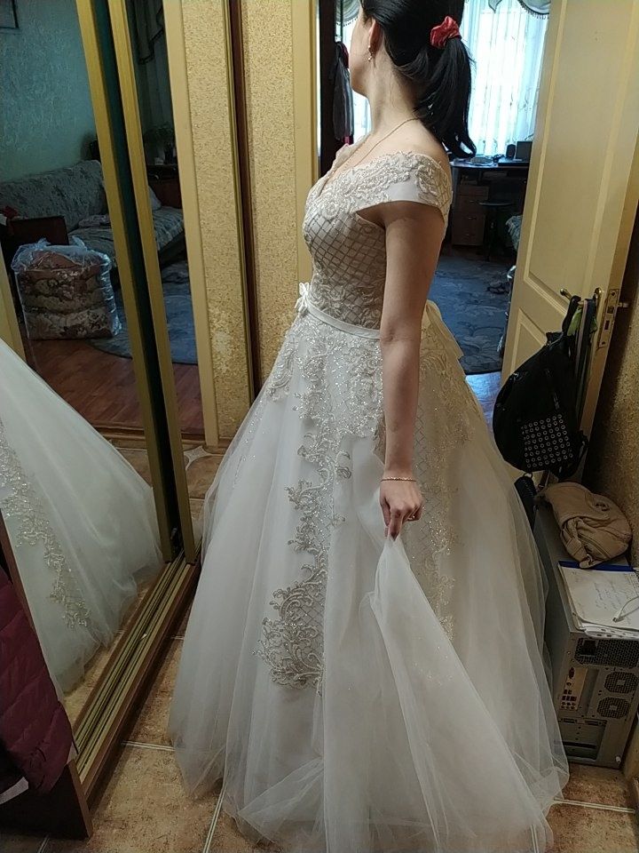 Святкова весільна сукня.