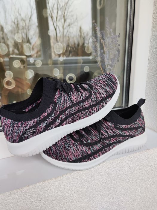 Нові легенькі кросівки