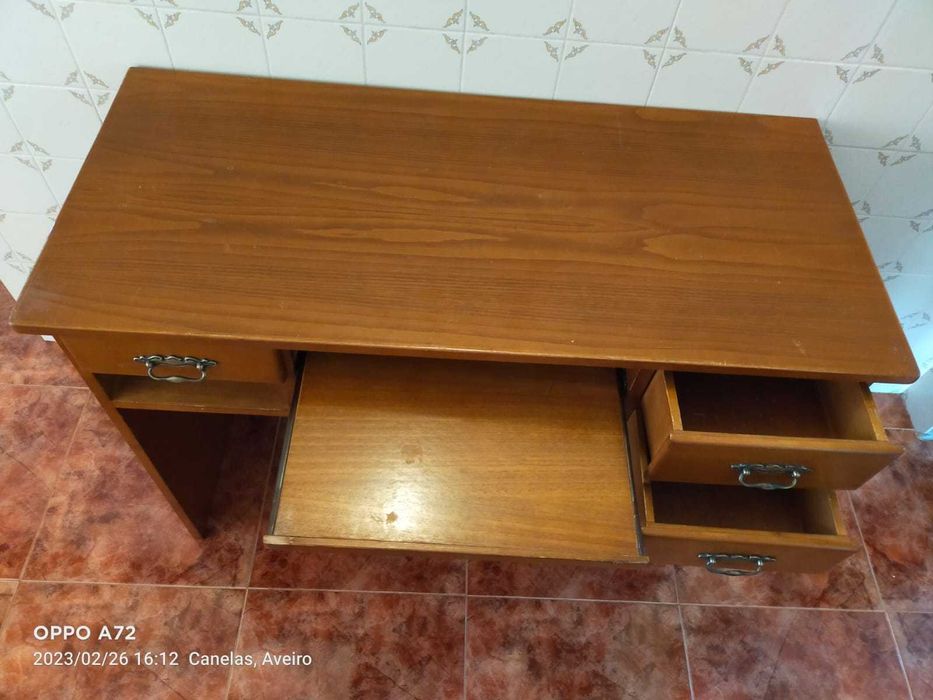 Secretária de madeira com 3 gavetas + gaveta de teclado