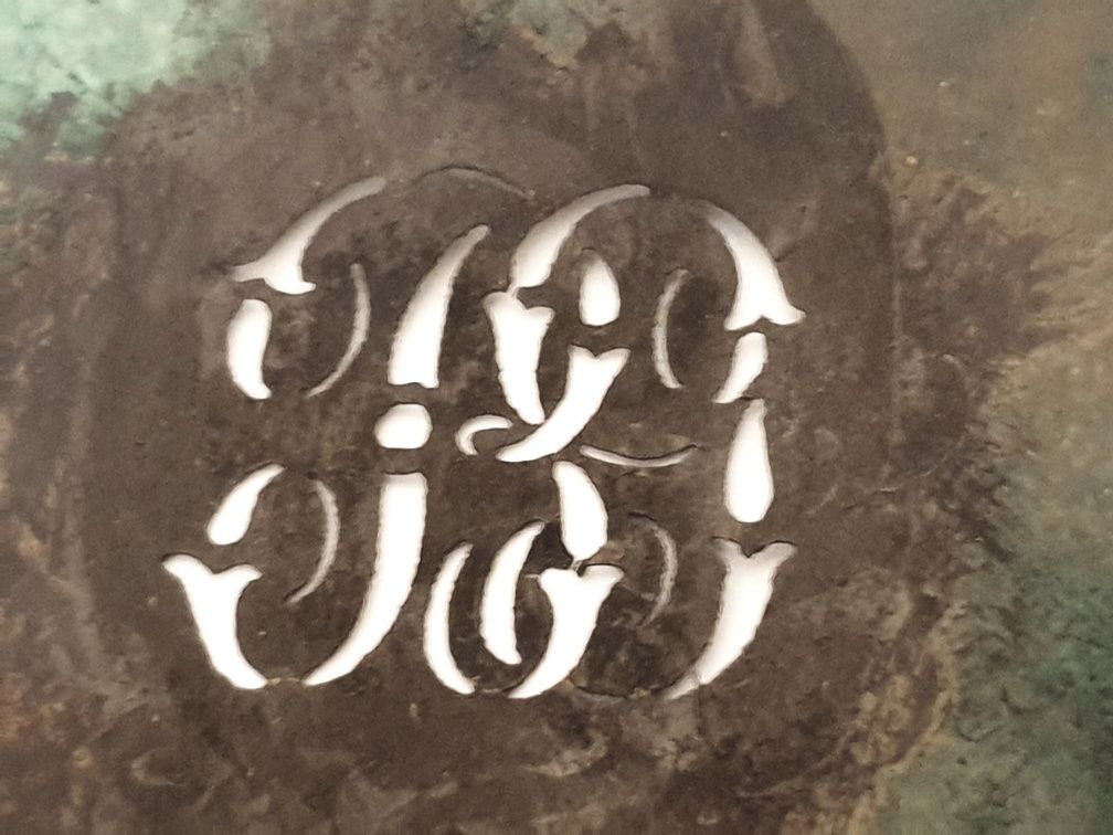 Antigo modelo/ estêncil de monogramas em cobre com estojo em couro