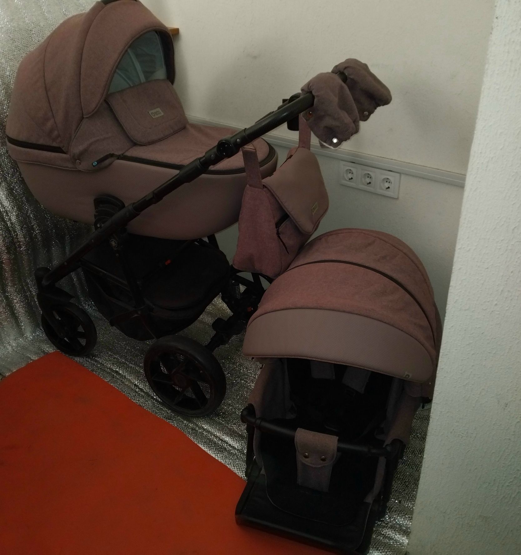 Продам детскую коляска 2 блока Baby Plus почти новая.