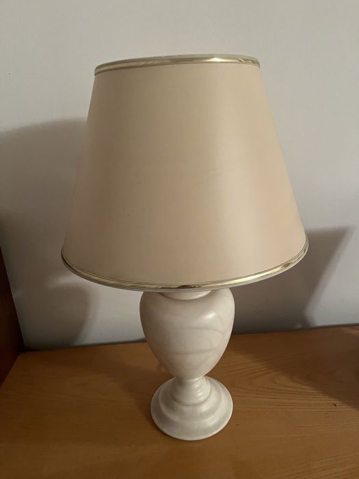 Piękna lampa na onyxowej nóżce