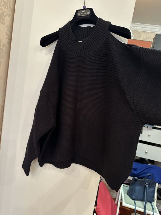 Продам свитерок Zara с вырезами на плечах