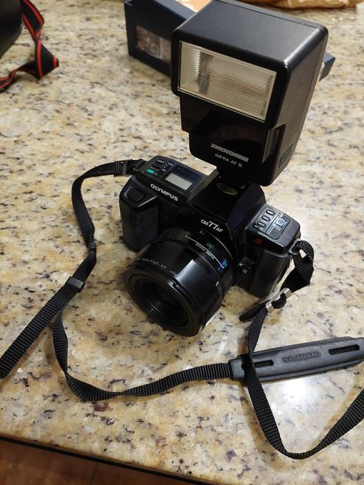 Maquina fotográfica olympus om 77 af