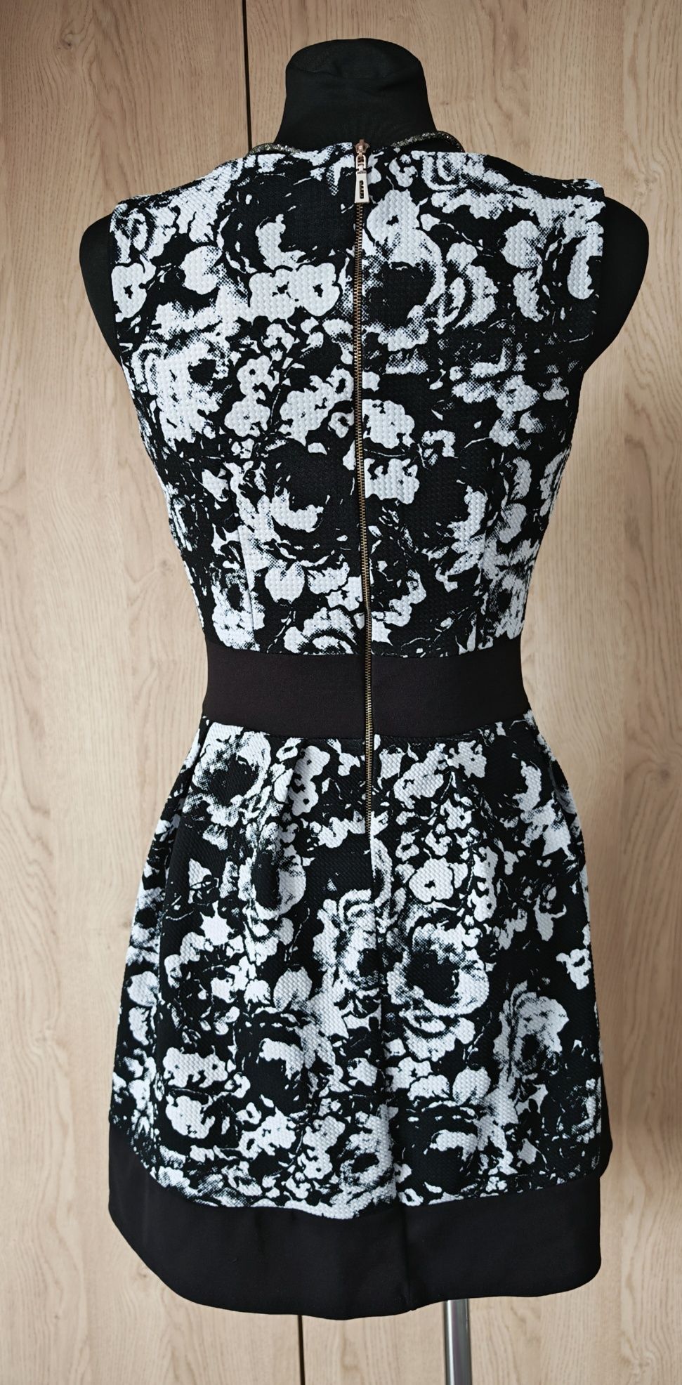 Stylowa sukienka w kwiaty retro, rozkloszowana, Styled in Italy, S