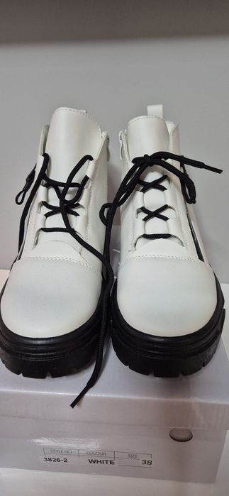 Botki białe  , skóra  roz.38