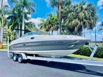 Sea Ray 240 Sundeck 07r • 26,6 stopy • 5.7 MPI • Gotowa do pływania