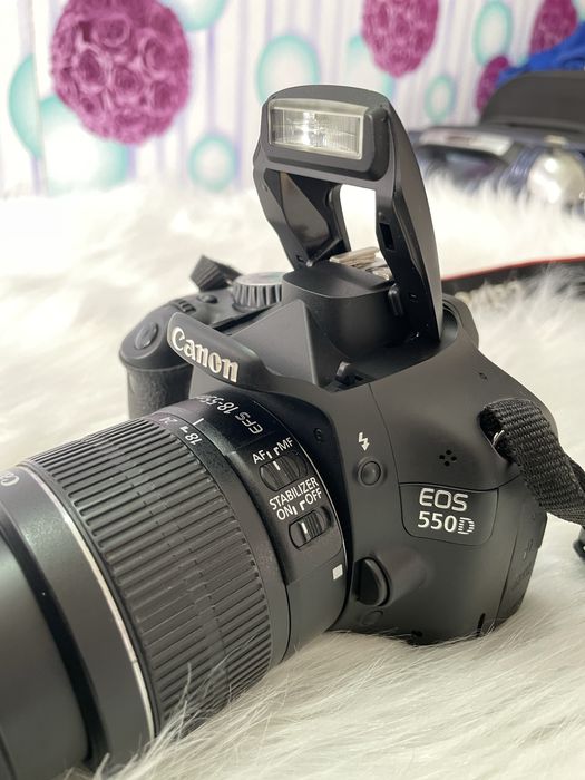 Canon Eos 550D com lente 18-55mm e bolsa