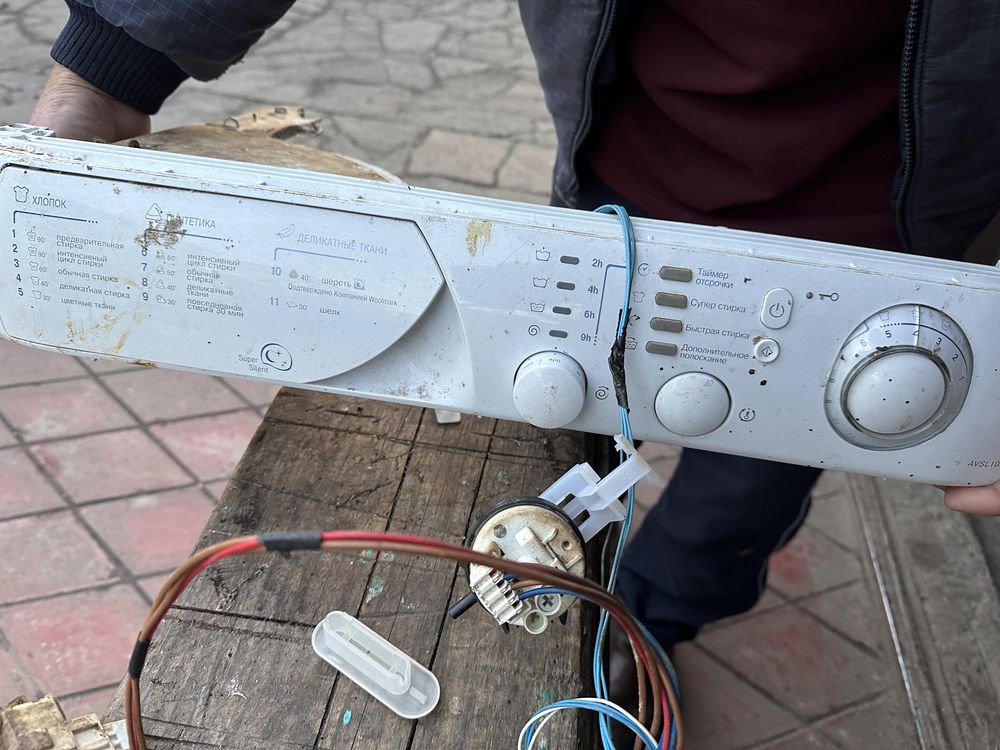 Двигун і запчастити для пральної машинки INDESIT