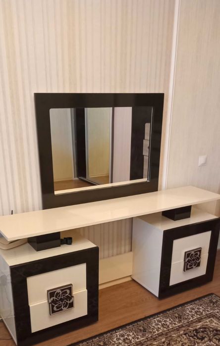 Продам гарнітур з дзеркалом новий