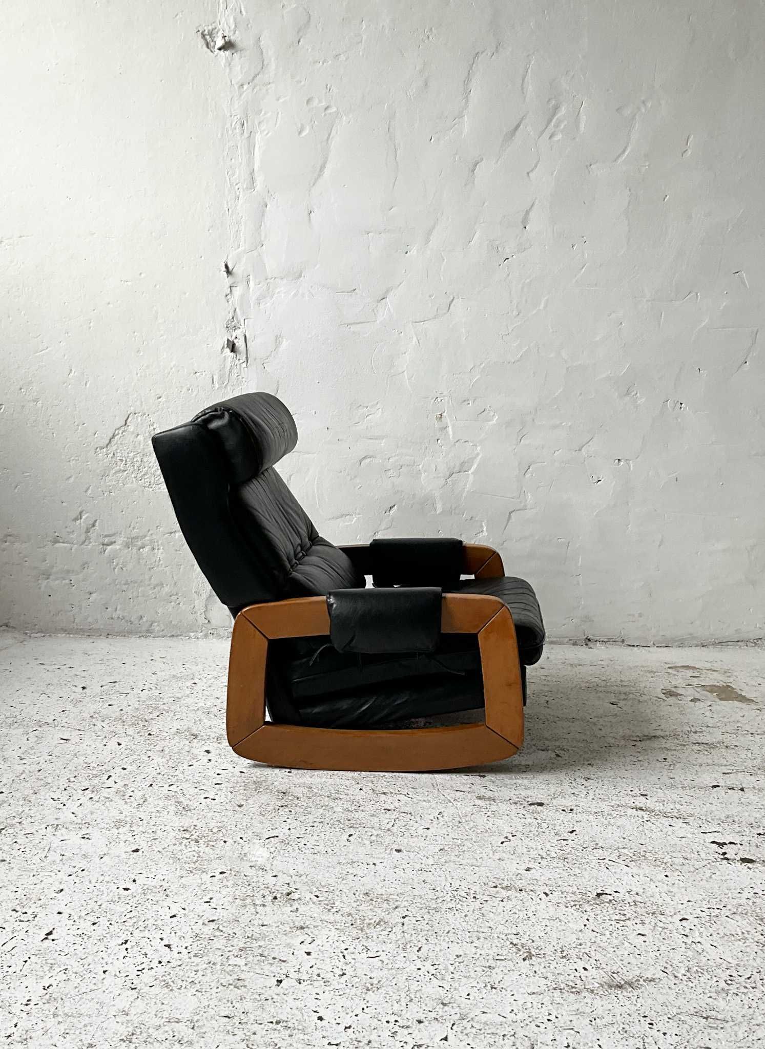Brutalistyczny fotel bujany skóra lata 60 70 vintage design