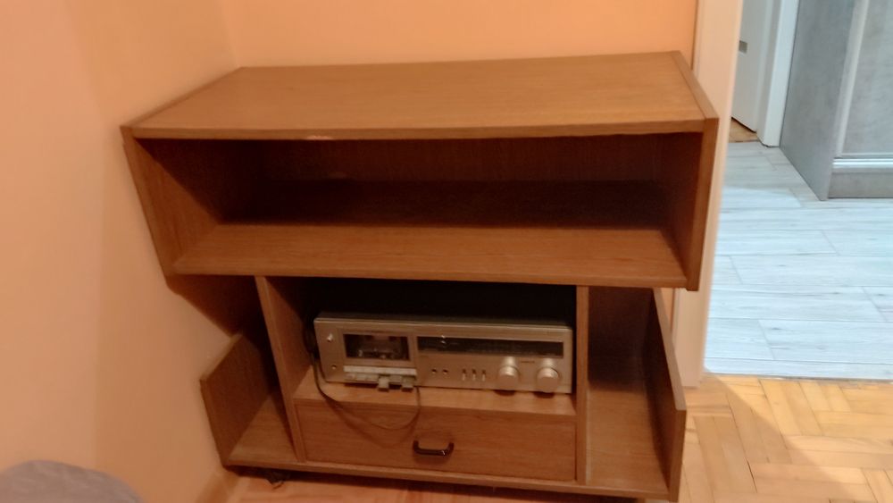 Szafka RTV na kółkach mobilna pod televizor. Stan jak na zdjęciach.