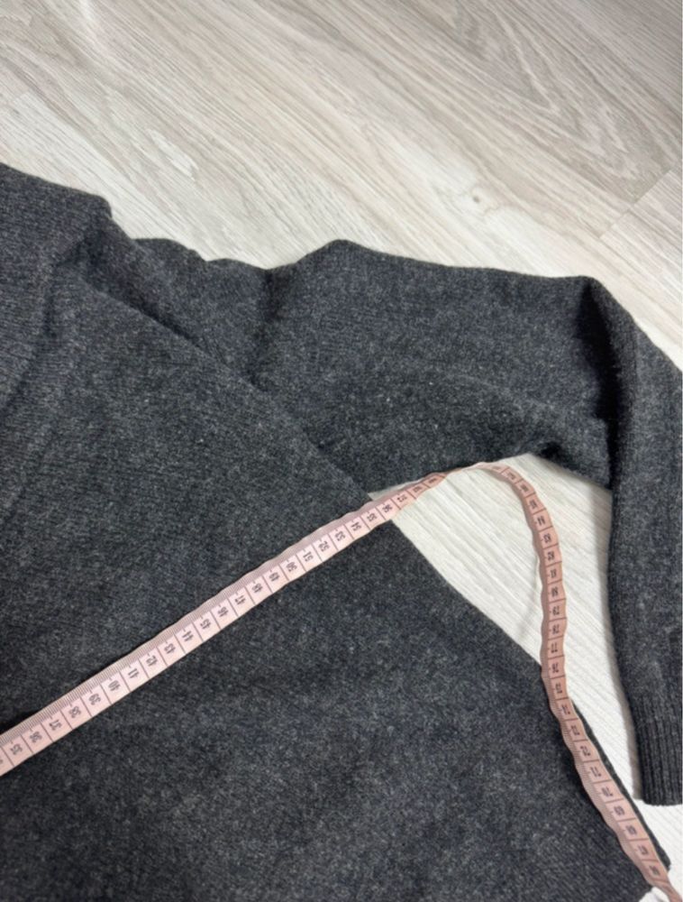 Wełniany czarny sweter damski offshoulder COS dekolt łódka