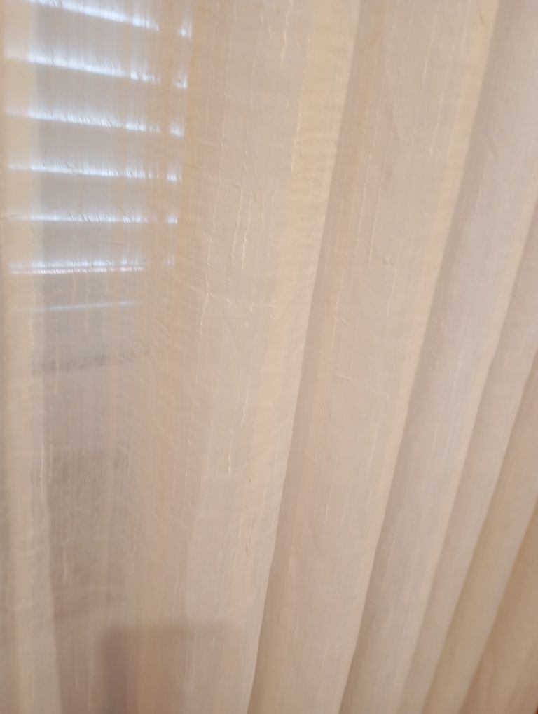 Duas cortinas branco perola usadas