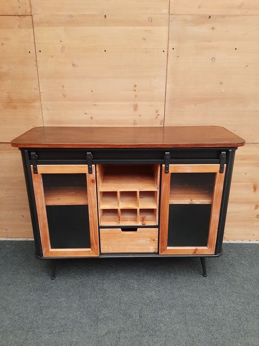 Metalowa industrialna komoda z miejscem na butelki