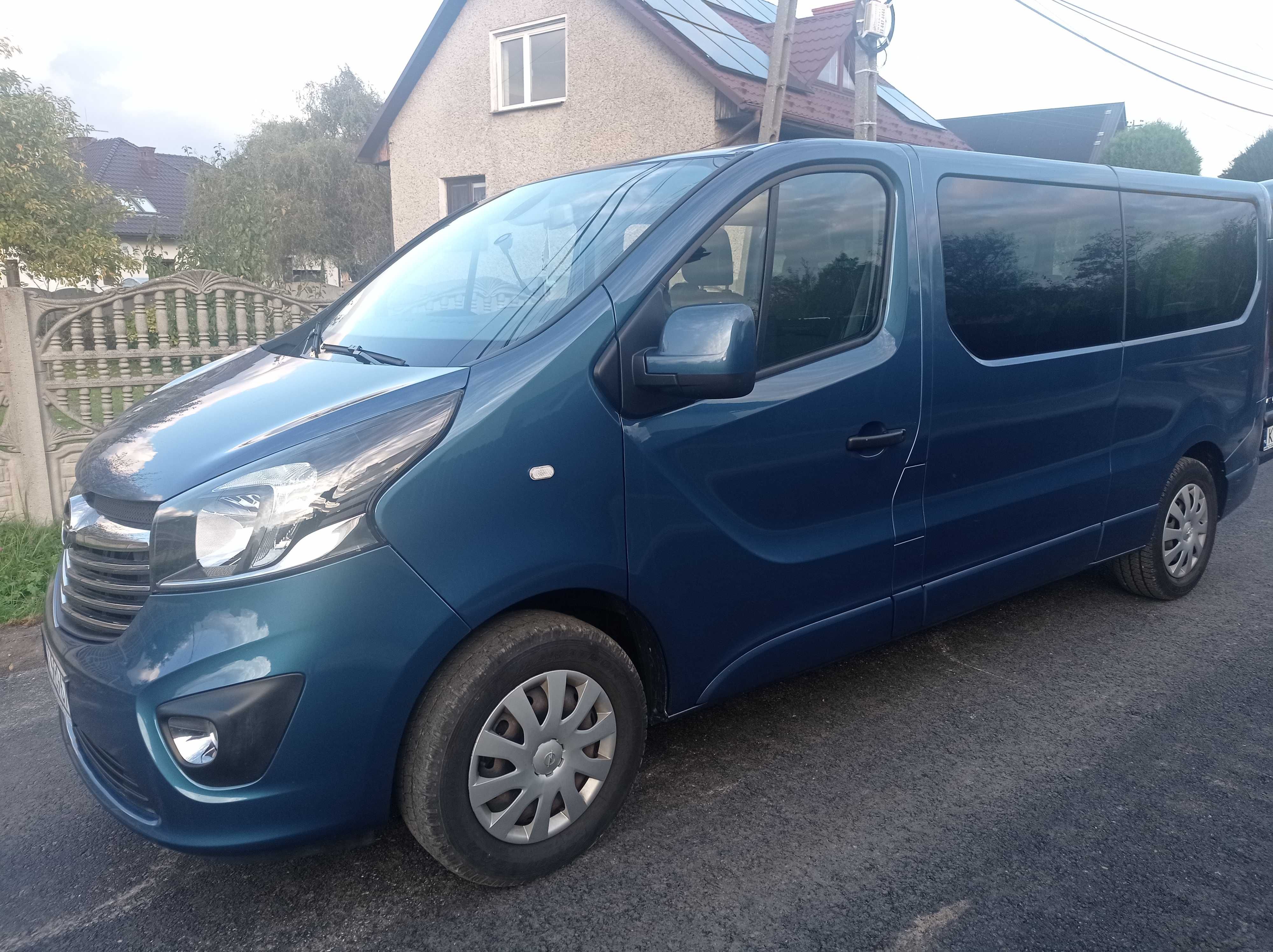 Wynajem Bus 9 osobowy Opel Vivaro Long