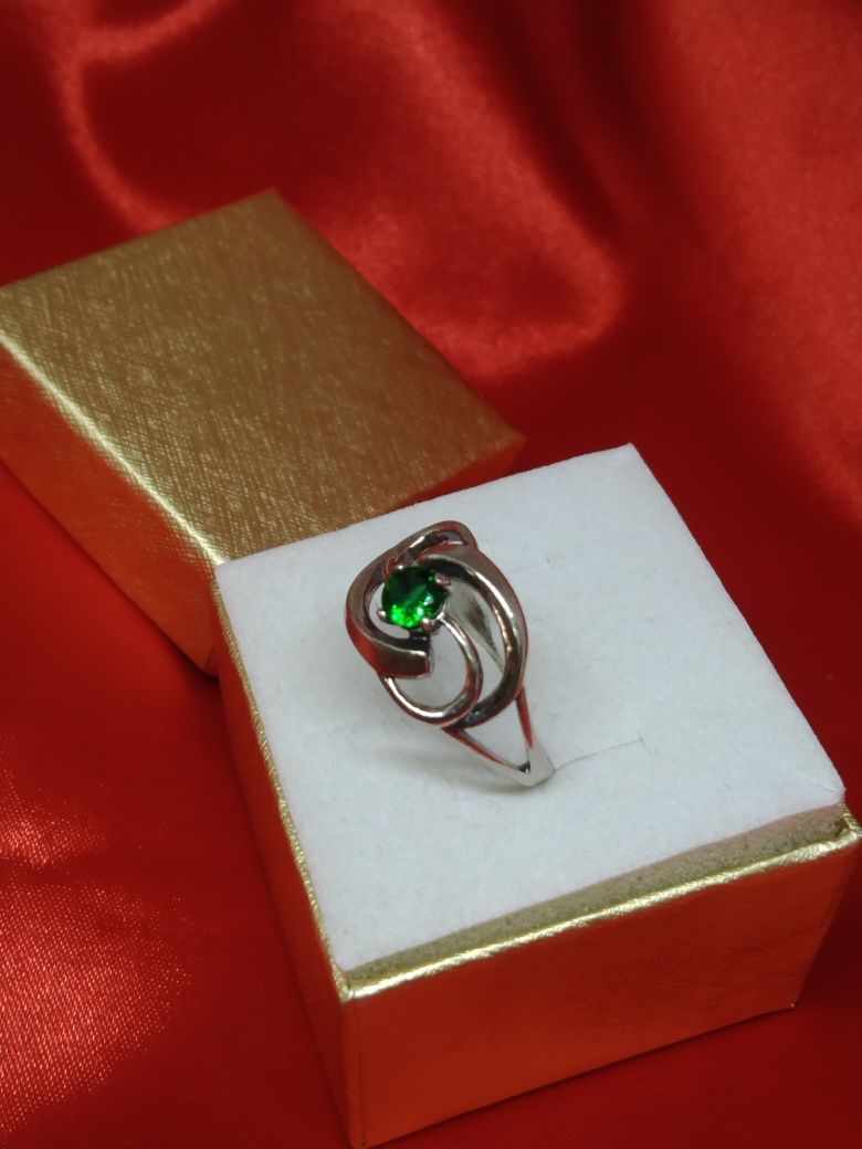 Srebrny pierścionek z zielonym oczkiem, srebro 925, R.19