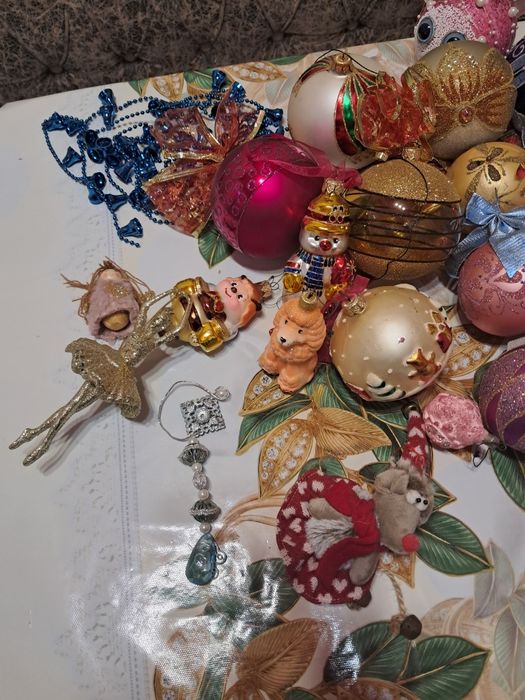 Продаётся искусственная красивая ёлка 1.80 высота с  игрушками, шары с