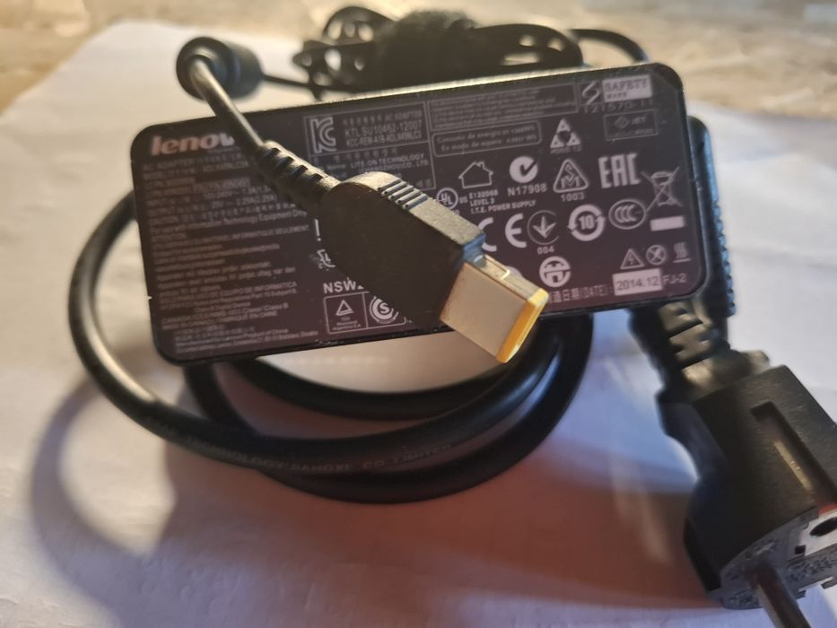 Carregador  impecável  para computador  lenovo
