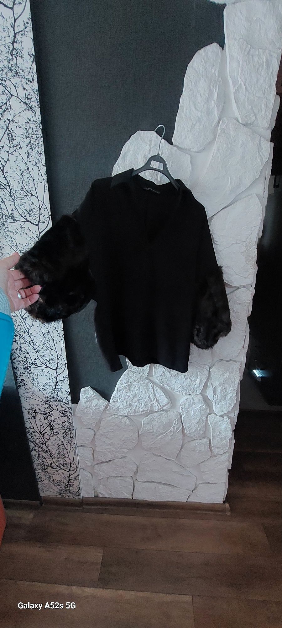 Bluza Zara  z sztuczne futerko na  rękawie